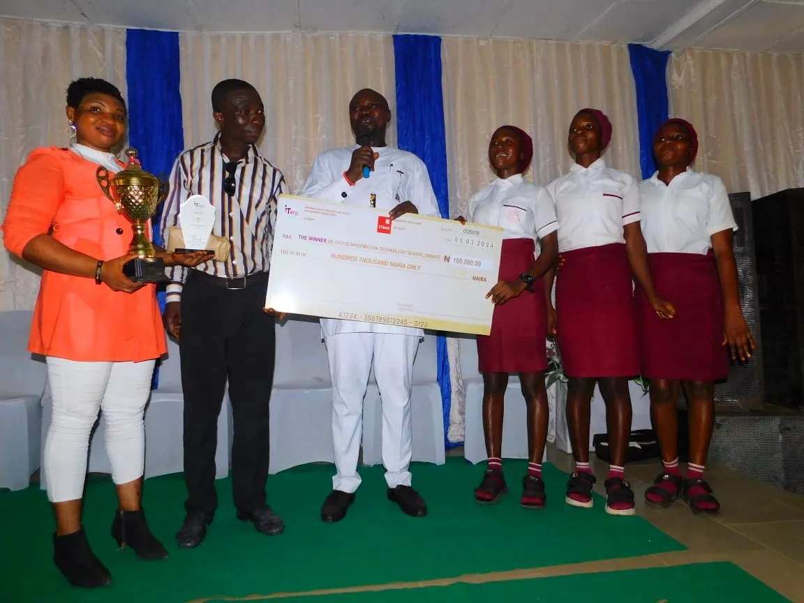 Students and guests present the trophy and cheque on stage